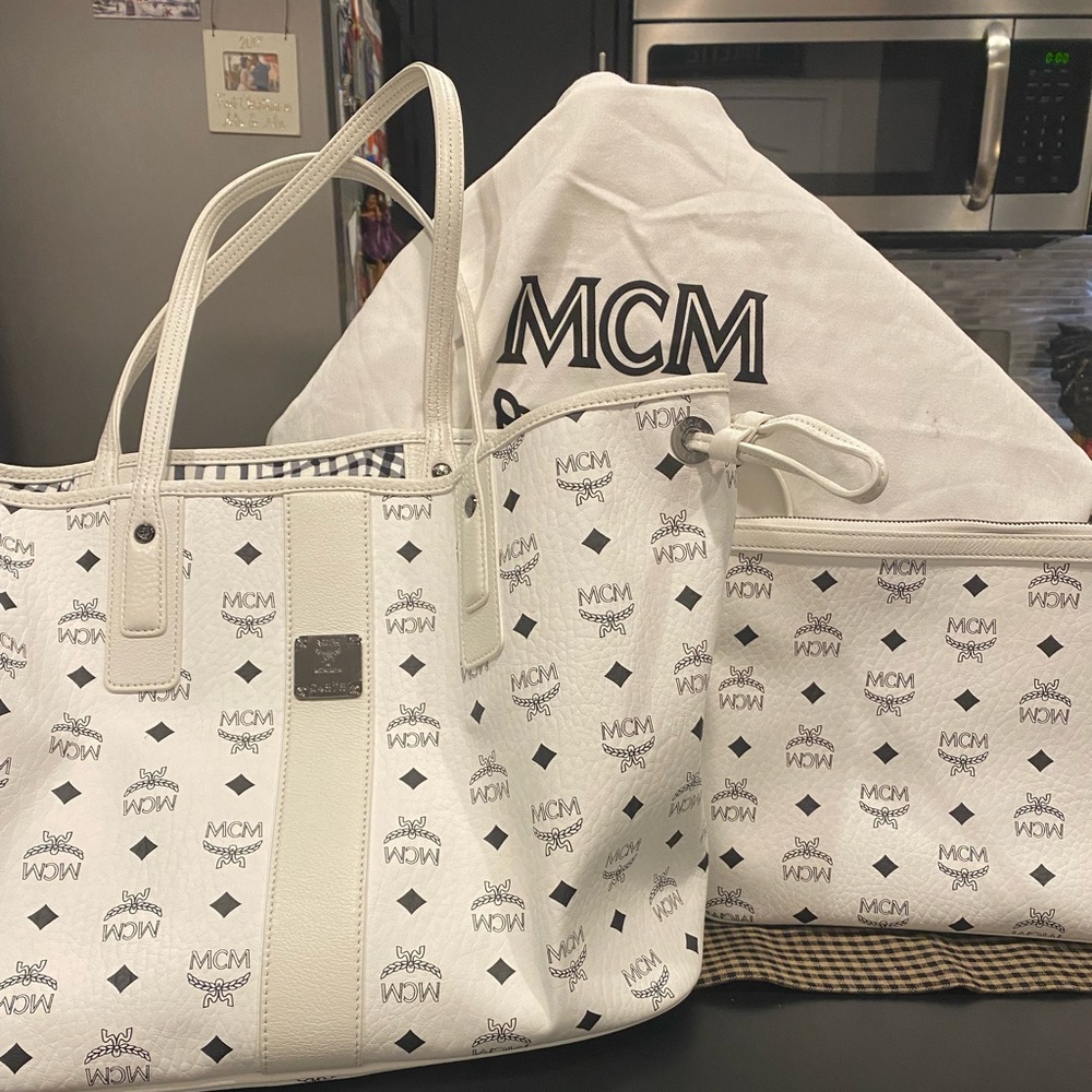 EUC!! Authentic MCM Reversible Liz Shopper! MINT condition with Dust Bag!